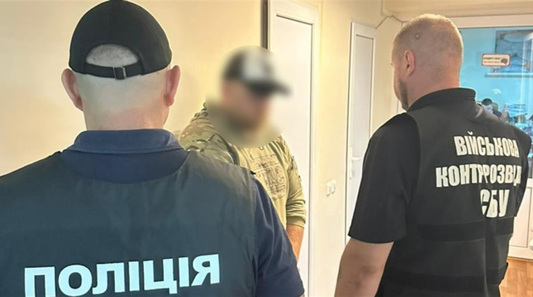 Херсонські правоохоронці викрили військового, який вимагав хабар у підлеглого — 90 тисяч гривень