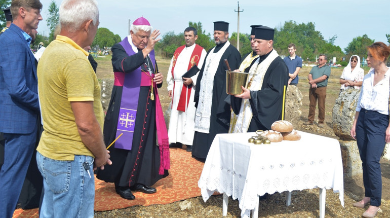 До річниці села: у Мирному відродили місце поховання перших поселенців і провели панахиду
