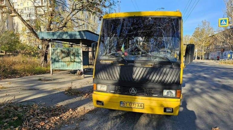 РФ цілий день обстрілює Херсон, кількість поранених знову зросла