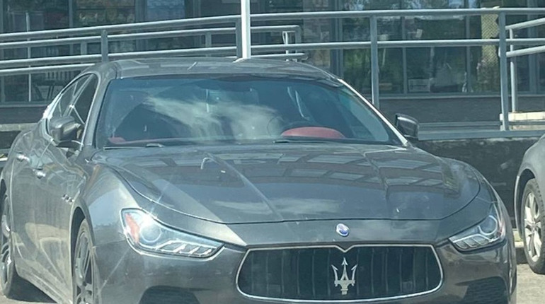 Водій Maserati припаркувався на місці для автівок людей з інвалідністю