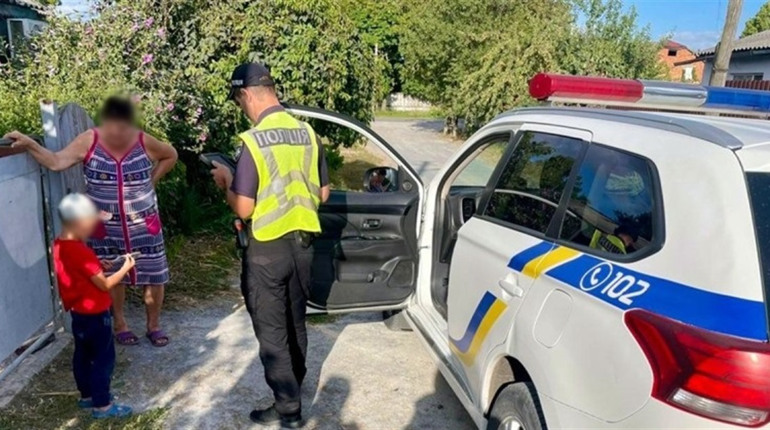 Поліцейські Звягеля повернули додому 5-річного хлопчика, який заблукав катаючись на велосипеді
