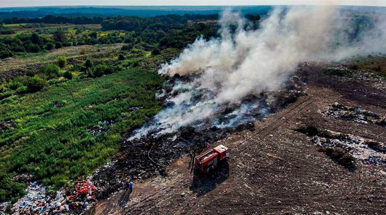У Черкаській області триває ліквідація пожеж на двох сміттєзвалищах