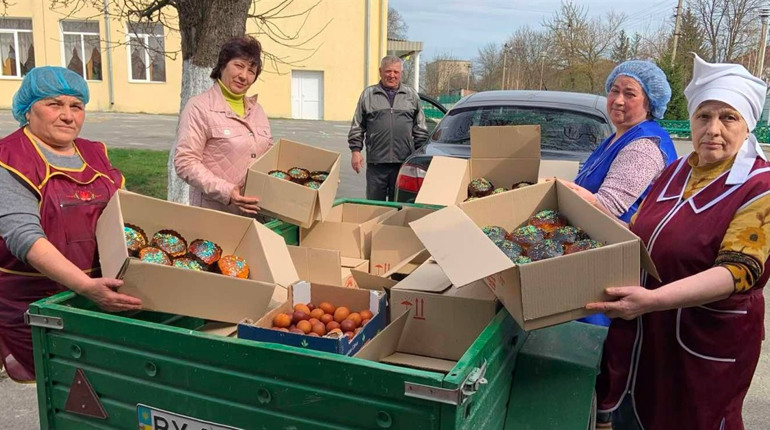 У Городоцькому ліцеї №2 зібрали 30 посилок та спекли 300 пасок для військових до Великодня