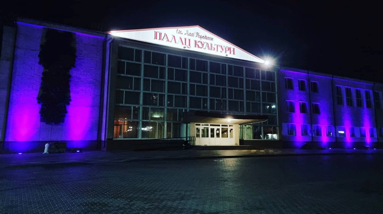 Будівля засяяла різними кольорами: у Новограді підсвітили Палац культури