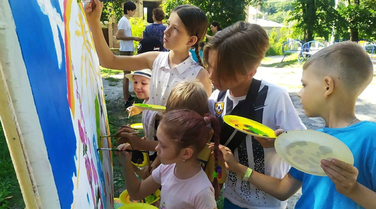 Кременецька художниця створила з дітьми-переселенцями спільну патріотичну картину