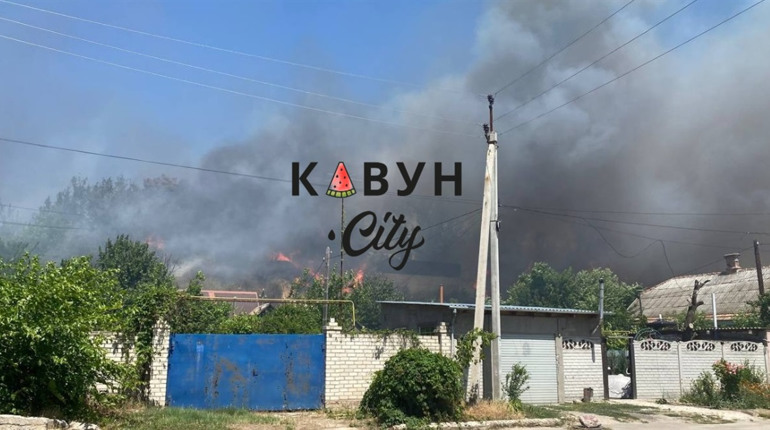 У Херсоні — пожежа через займання сухостою: люди змушені самі боротись зі стихією