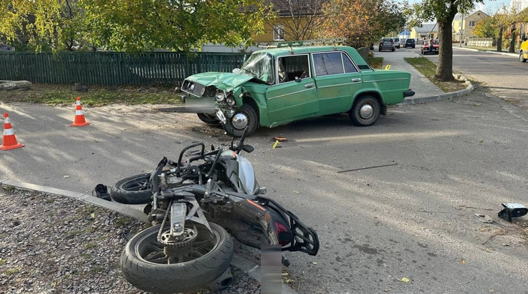 У Сарненському районі зіткнулися мотоцикл і «ВАЗ»: двох потерпілих госпіталізували