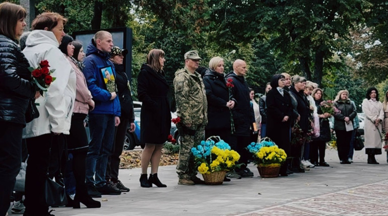 Квіти, імена й спогади: як у Глухові вшанували загиблих захисників