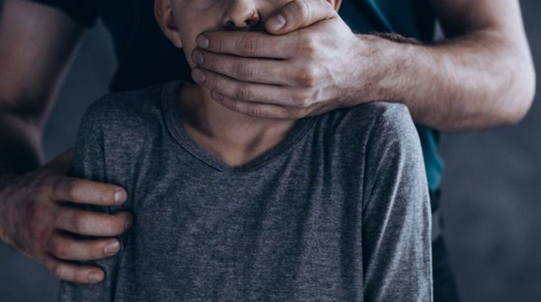 Херсонець кілька днів ґвалтував 13-річного хлопчика, який залишився без даху над головою