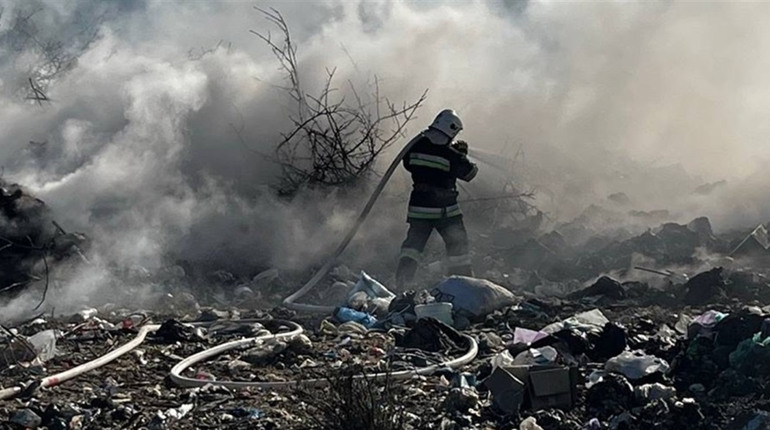 Пожежа на сміттєзвалищі: за межами Городка вигоріло 400 м², що кажуть рятувальники