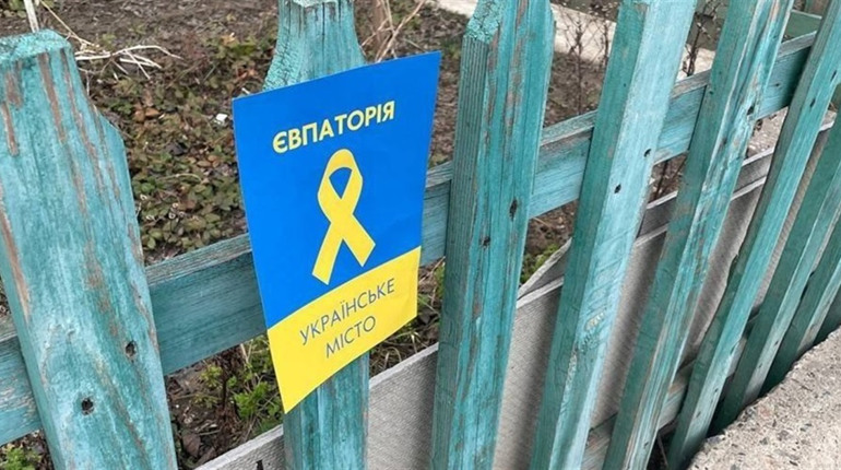 Кримські супермаркети отримали наказ слідкувати за тим, хто купує синю або жовту фарбу