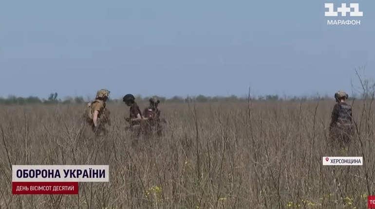 З собаками та по замінованим полям: як на звільненій Херсонщині шукають тіла безвісти зниклих воїнів