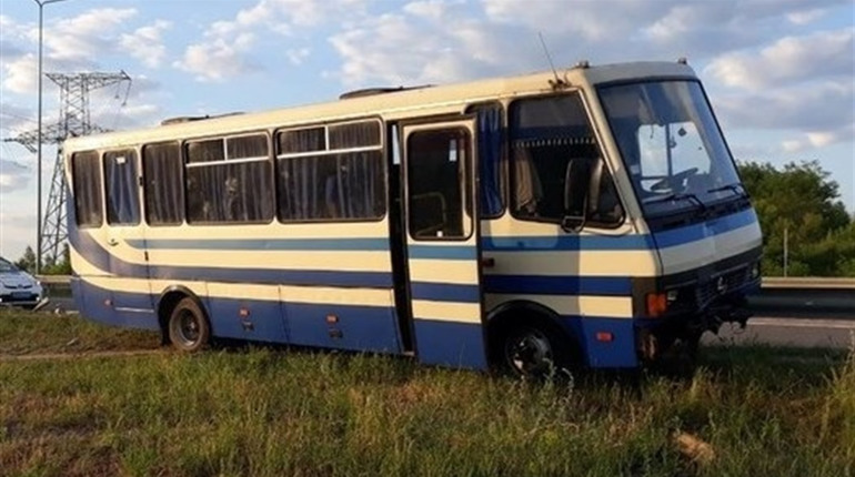 Петропавлівський автобус втрапив у яму та зійшов з дороги: є постраждалі