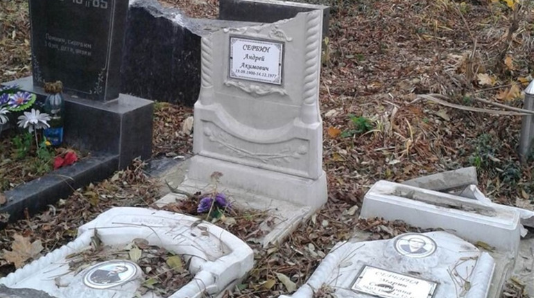 Розбиті могили, погнуті хрести: цвинтар на Чехова в Новограді