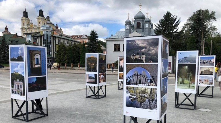 Фотовиставку робіт місцевих авторів відкрили у Кременці за сприяння консульства Польщі