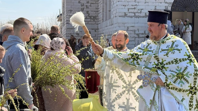 Храм ПЦУ у Первомайську передав 22 тисячі гривень на збір Гард.City з нагоди Вербної неділі