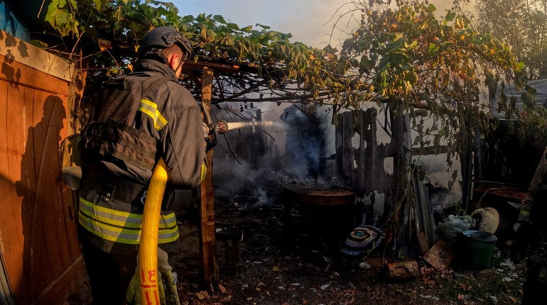 У Шосткинському районі внаслідок обстрілу зайнявся будинок в одному з сіл