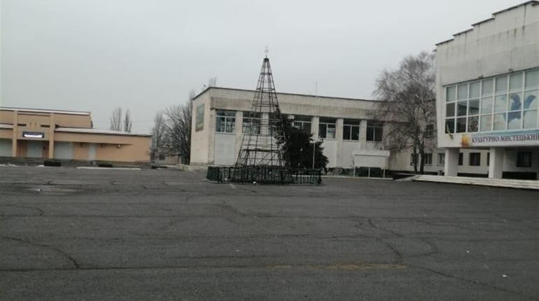 У Чаплинці вночі загорілася новорічна ялинка. Святкове дерево вигоріло вщент (відео)