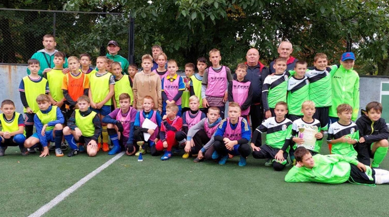 У Первомайську з нагоди Дня фізичної культури діти зіграли у футбол