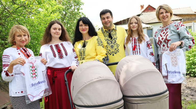 Перша двійня року: у День вишиванки новонародженим жмеринчанам подарували вишиванки