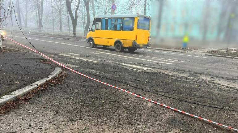 Ворожі обстріли Херсонщини: російські терористи поцілили у житлові будинки та дитячий майданчик