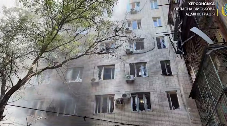 На Херсонщині окупати атакували житлові будинки, автобус та цивільні автівки, є загиблі та поранені
