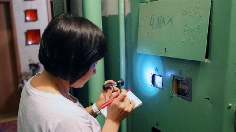 В окупованих містах Луганщини почали приносити платіжки за світло, якого вже рік немає