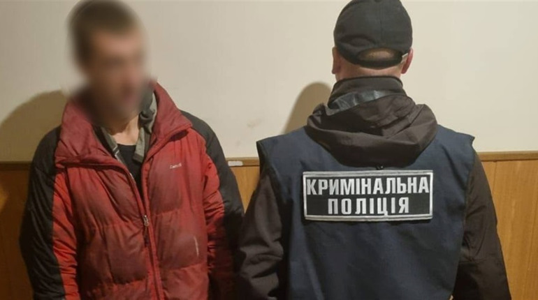 Зловмисника, який зірвав фото захисника із меморіалу Героїв в Умані, затримала поліція