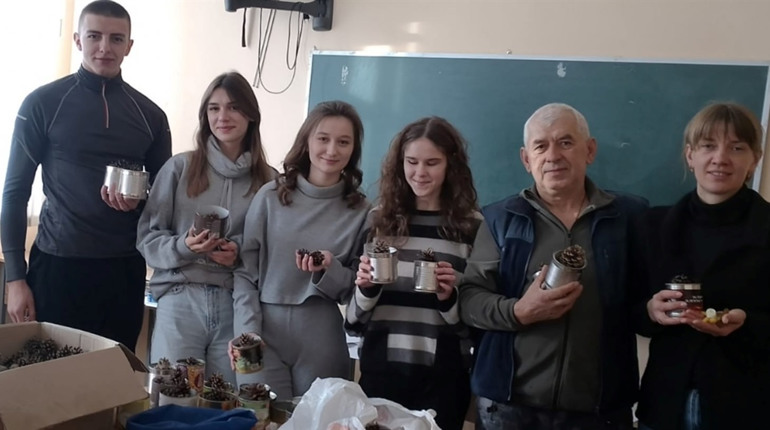 Студенти Кременецької педакадемії виготовили понад сто окопних свічок