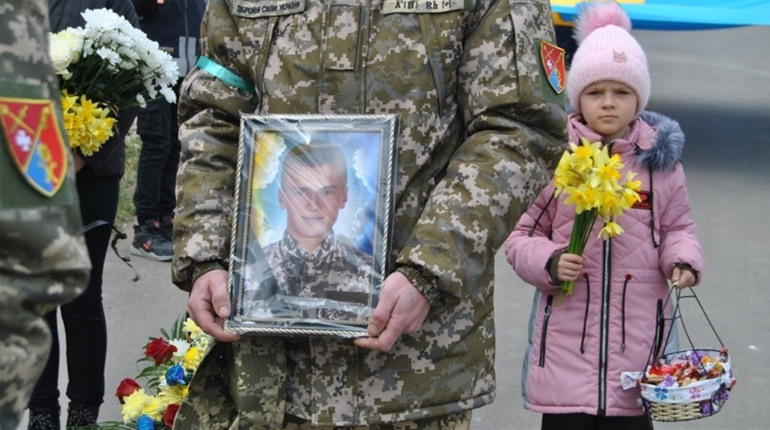 Мати загиблого воїна Віктора Шкромиди просить підписати петицію про присвоєння сину звання Героя