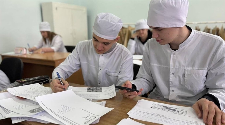 З окупованої Луганщини масово виїжджають студенти з медичною освітою. Що сталося