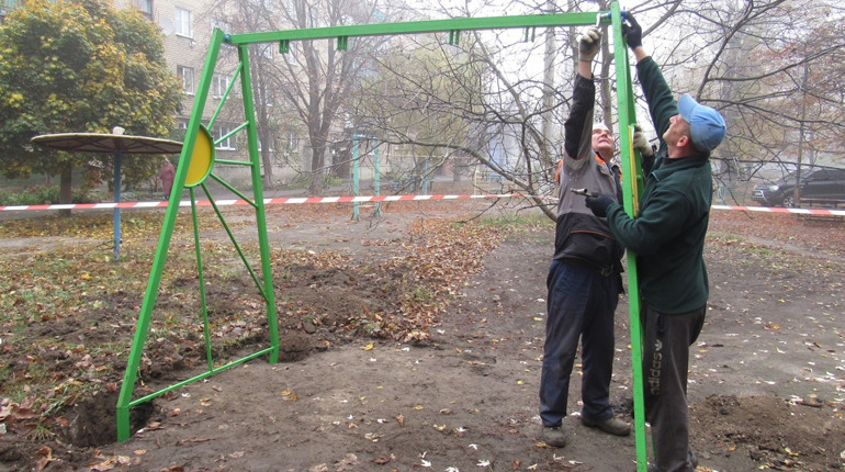 У Попасній оновили дитячий майданчик: дізнайтесь де