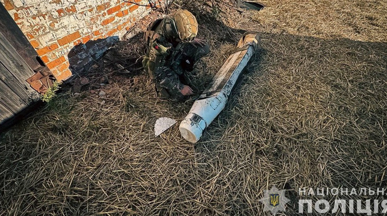 Впала в селі на прикордонні. Поліцейські знешкодили авіабомбу рф на Сумщині