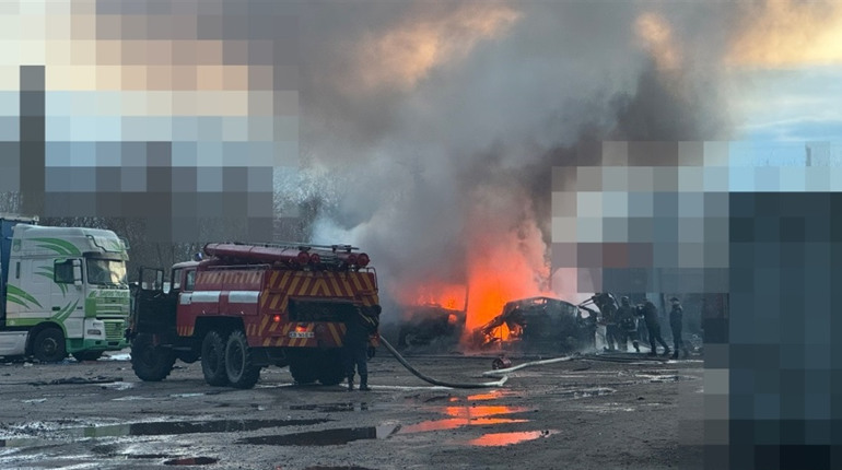 У Мені «шахеди» вдарили по автостоянці: згоріли вантажівки