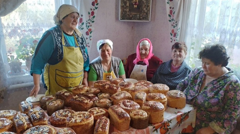 Господині з Глухівщини напекли 63 паски для наших захисників. Гостинці вже їдуть на фронт