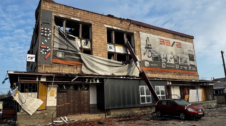 Удар по центру Новгород-Сіверського: ворожі дрони знищили універмаг «Ярославна»