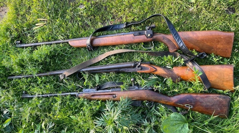 В селі на Сарненщині п’яний чоловік виганяв жінку з дому