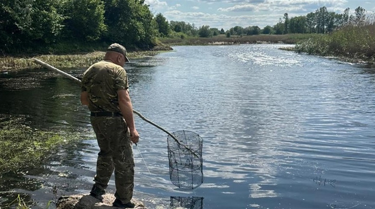На річці Смолка екоінспектори вилучили сітку довжиною близько 50 метрів та 2 ятери