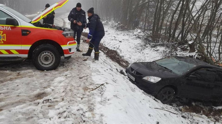 Через складні погодні умови машини заносить. Минулої доби рятувальники допомогли сімом водіям