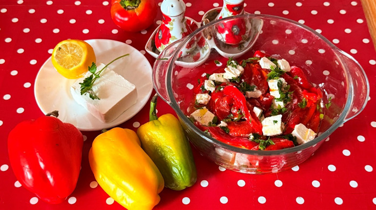 Смак яскравої осені: рецепт салату із запеченим перцем та фетою