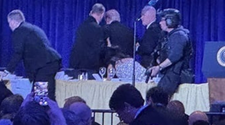 Стрілянина у Вашингтоні: охорона вивела Трампа зі сцени, коли гості ховалися під столами