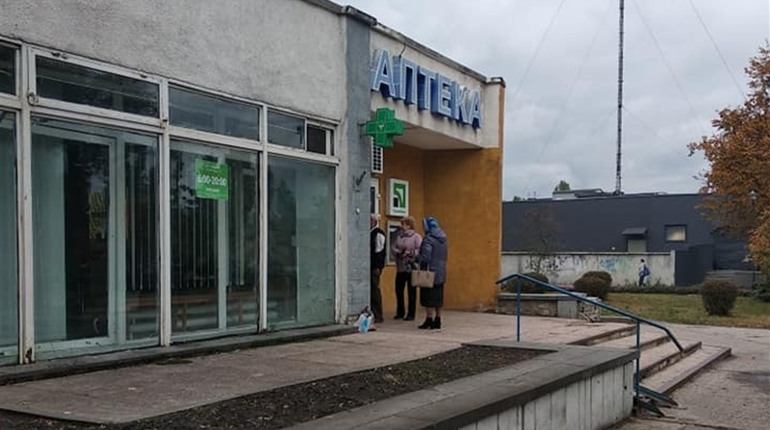 У Вараші коло аптеки «ширяються» наркомани, а неподалік – ігровий майданчик