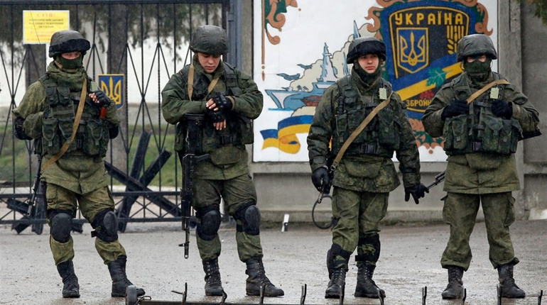 Росія стягує бойову техніку до кордонів із Кримом, а на Херсонщині тривають військові навчання