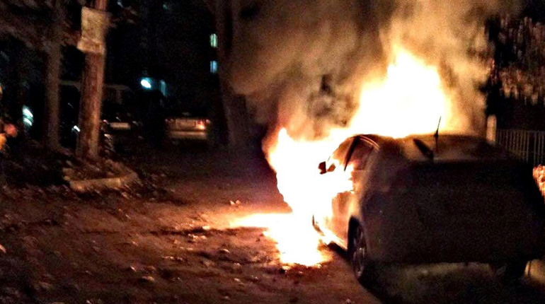 Автомобіль Хонда згорів у вечірній час на вулиці Тарнавського в Червонограді