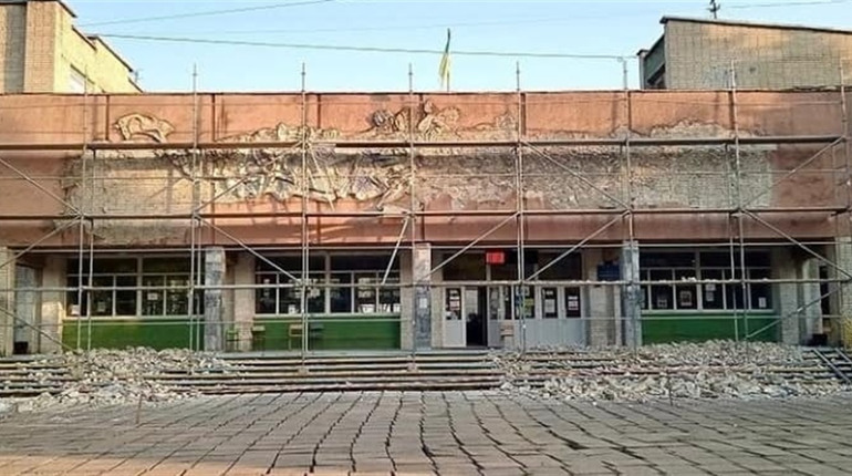 Замість радянського панно патріотичний мурал: з фасаду Ліцею №16 демонтували аварійний барельєф