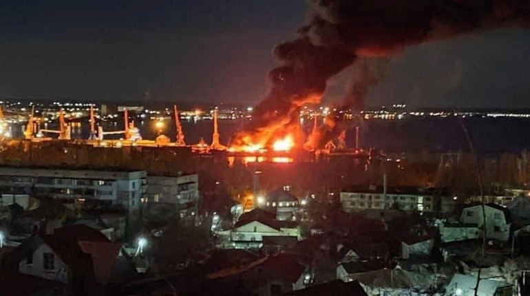 Бавовна в Феодосії: у порту окупованого міста знищили російське судно, яке перевозило «Шахеди»