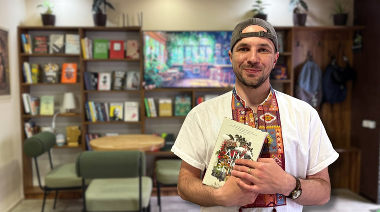 Випити кави, попрацювати чи взяти книжку додому: у Сарнах відкрилася кавʼярня-бібліотека Sonnet