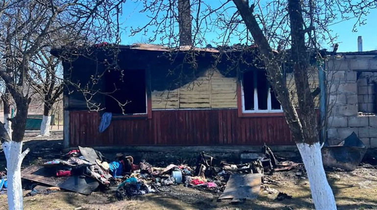 На Сарненщині вщент згорів будинок: родина потребує допомоги