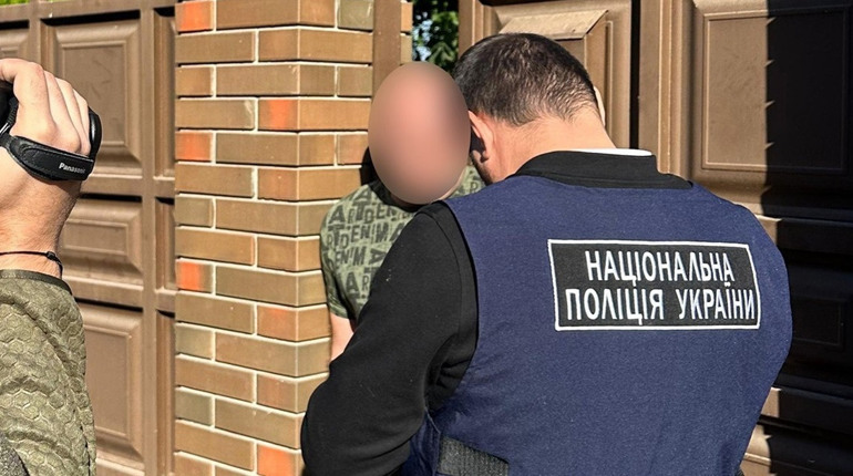1,3 мільйона гривень наживи: на Сумщині судитимуть шахраїв, які торгували виїздом з України
