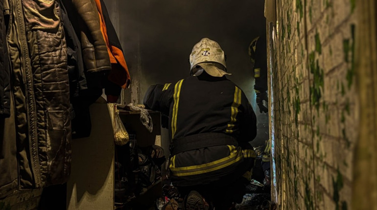 Шосткинські рятувальники ліквідували пожежу в багатоповерхівці